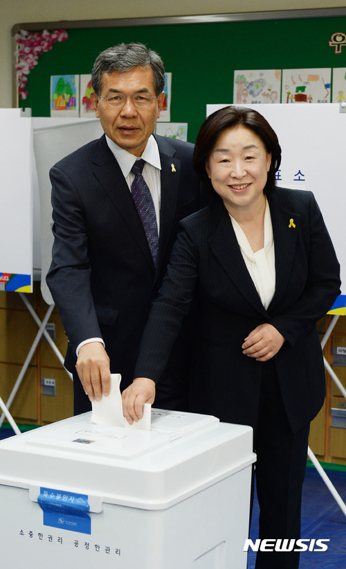 【고양=뉴시스】임태훈 기자 = 심상정 정의당 대선후보가 제19대 대통령 선거일인 9일 오전 경기 고양시 덕양구 신원초등학교에 마련된 투표소에서 남편 이승배 씨와 함께 투표하고 있다. 2017.05.09.&nbsp; taehoonlim@newsis.com