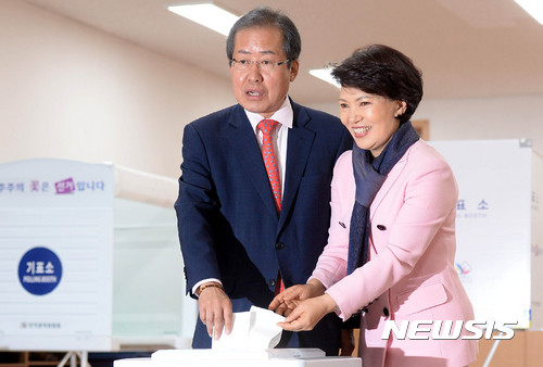 【서울=뉴시스】배훈식 기자 = 제19대 대통령 선거일인 9일 오전 서울 송파구 송파문화원에 마련된 잠실 7동 제1투표소에서 홍준표 자유한국당 대선 후보가 부인 이순삼 여사와 함께 투표를 하고 있다. 2017.05.09.&nbsp; dahora83@newsis.com