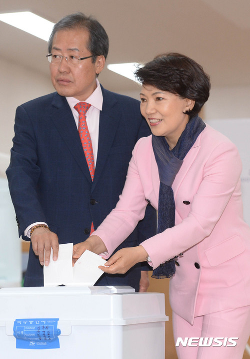 【서울=뉴시스】배훈식 기자 = 제19대 대통령 선거일인 9일 오전 서울 송파구 송파문화원에 마련된 잠실 7동 제1투표소에서 홍준표 자유한국당 대선 후보가 부인 이순삼 여사와 함께 투표를 하고 있다. 2017.05.09.&nbsp; dahora83@newsis.com 
