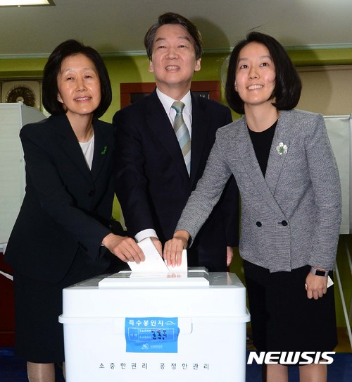 【서울=뉴시스】강종민 기자 = 안철수 국민의당 대선후보(가운데)가 제19대 대통령선거일인 9일 서울 노원구 상계동 제7투표소에서 아내 김미경씨(왼쪽), 딸 설희씨(오른쪽)와 함께 투표하고 있다. 2017.05.09.&nbsp; photo@newsis.com