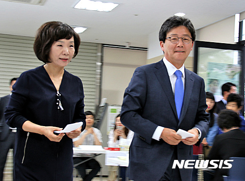 【대구=뉴시스】정창오 기자 = 유승민 바른정당 대선후보가 9일 오전 대구 동구 안심2동 제2투표소에서 부인 오선혜씨와 투표를 하고 있다. 2017.05.09. jco@newsis.com