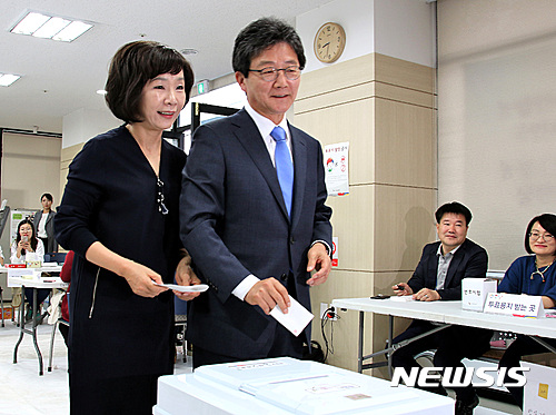 【대구=뉴시스】정창오 기자 = 유승민 바른정당 대선후보가 9일 오전 대구 동구 안심2동 제2투표소에서 부인 오선혜씨와 투표를 마치고 투표함에 투표용지를 넣고 있다. 2017.05.09.&nbsp;&nbsp; jco@newsis.com