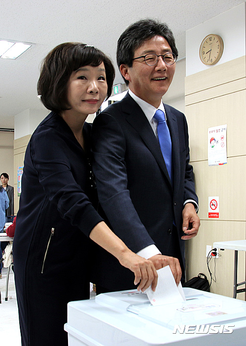 【대구=뉴시스】정창오 기자 = 유승민 바른정당 대선후보가 9일 오전 대구 동구 안심2동 제2투표소에서 부인 오선혜씨와 투표를 마치고 투표함에 투표용지를 넣고 있다. 2017.05.09.&nbsp; jco@newsis.com