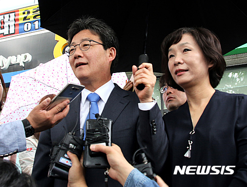 【대구=뉴시스】정창오 기자 = 유승민 바른정당 대선후보가 9일 오전 대구 동구 안심2동 제2투표소에서 부인 오선혜씨와 투표를 마치고 기자들에게 소회를 밝히고 있다. 2017.05.09. jco@newsis.com