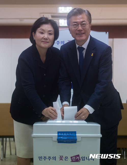 【서울=뉴시스】박영태 기자 = 제19대 대통령 선거일인 9일 서울 서대문구 홍은중학교에 마련된 홍은 제2동 제3투표소에서 문재인 더불어민주당 후보와 부인 김정숙 씨가 투표를 하고 있다. 2017.05.09.&nbsp; photo@newsis.com 