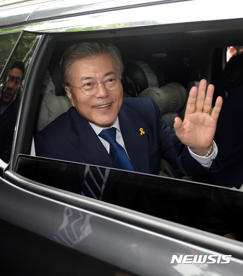 【서울=뉴시스】박영태 기자 = 문재인 더불어민주당 대선후보가 9일 오전 서울 서대문구 홍은동 홍은중학교 1층 두레박실에 마련된 홍은 제2동 제3투표소에서 투표를 마친 후 차량에 탑승해 손을 흔들고 있다. 2017.05.09. since1999@newsis.com