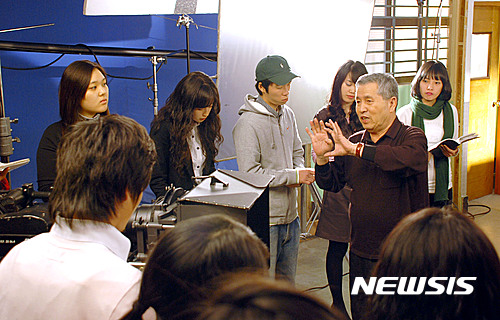 【부산=뉴시스】하경민 기자 = 동서대는 임권택영화영상예술대학이 100년 전통의 미국 2대 영화전문잡지 중 하나인 '버라이어티'의 4월호에 'World top 20 film schools'로 소개됐다고 9일 밝혔다.&nbsp;&nbsp; 사진은 임권택 교수의 수업 모습. 2017.05.09. (사진=동서대 제공)&nbsp; yulnetphoto@newsis.com