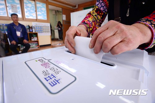 [서울=뉴시스]전신 기자 = 19대 대선 투표일인 9일 서울 종로구 재동초등학교에 마련된 가회동 투표소에서 유권자들이 투표를 하고 있다. 2017.05.09. photo1006@newsis.com