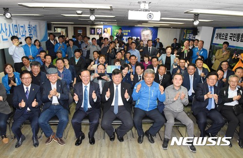 【울산=뉴시스】배병수 기자 = 제19대 대통령 선거 투표가 종료된 9일 오후 울산시 남구 더불어민주당 울산시당에서 출구조사 결과 1위를 차지한 문재인 더불어민주당 대통령 후보가 나오자 당원들이 환호하고 있다. 2017.05.09.&nbsp;&nbsp; bbs@newsis.com 