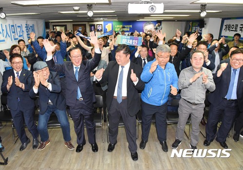 【울산=뉴시스】배병수 기자 = 제19대 대통령 선거 투표가 종료된 9일 오후 울산시 남구 더불어민주당 울산시당에서 출구조사 결과 1위를 차지한 문재인 더불어민주당 대통령 후보가 나오자 당원들이 환호하고 있다. 2017.05.09.&nbsp;&nbsp; bbs@newsis.com 