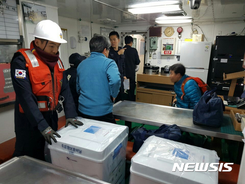 [서울=뉴시스] 제주도에서 해경 등 선거관계자들이 도서지역 투표함을 이송하고 있다. (사진=뉴시스 DB). photo@newsis.com 