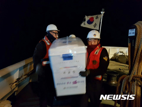 [제주=뉴시스] 제주도에서 해경 등 선거 관계자들이 도서지역 투표함을 이송하고 있다. (사진=뉴시스DB) photo@newsis.com