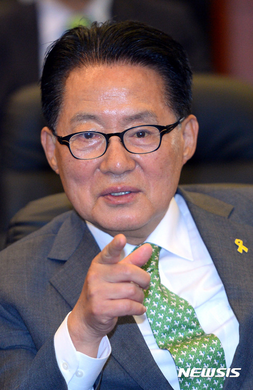 【서울=뉴시스】강종민 기자 = 박지원 국민의당 대표가 9일 오후 서울 여의도 국회 헌정기념관에 마련된 국민의당 제19대 대통령선거 개표상황실에서 개표상황을 지켜보고 있다. 2017.05.09. ppkjm@newsis.com