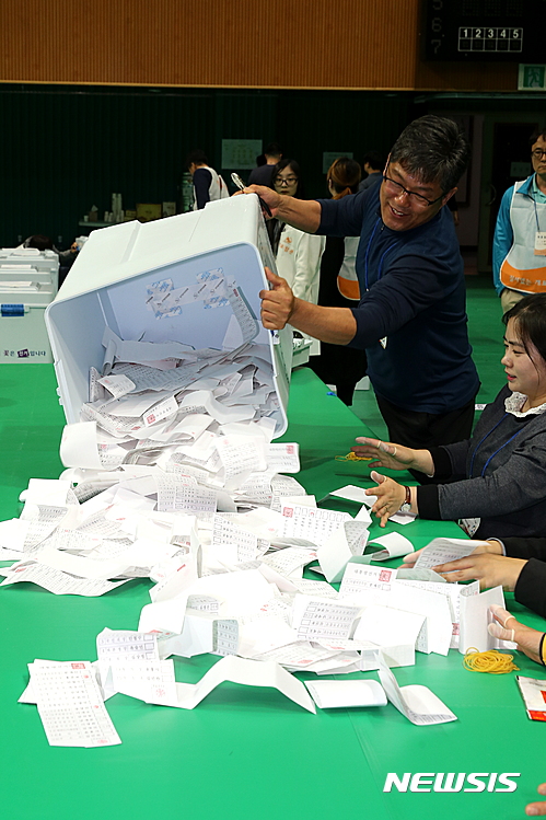 【정읍=뉴시스】김종효 기자 = 9일 제19대 대통령선거의 개표가 진행되고 있는 전북 정읍 국민체육센터, 투표함에서 개표 작업대 위로 투표용지가 쏟아지고 있다. 2017.05.09.  seun6685@newsis.com 
