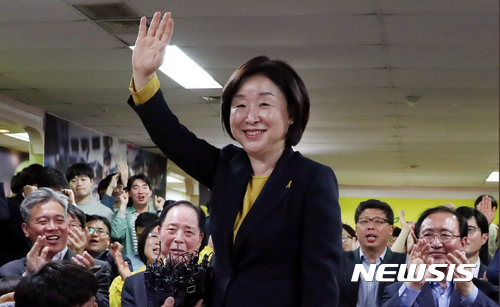 【서울=뉴시스】임태훈 기자 = 심상정 정의당 대선후보가 9일 오후 서울 영등포구 여의도동 당사에서 당 지도부 의원들과 제19대 대통령 선거 개표 방송을 지켜본 후 소회를 밝히기에 앞서 손을 흔들고 있다. 2017.05.09.&nbsp;&nbsp; taehoonlim@newsis.com