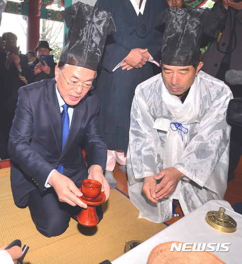 【나주=뉴시스】이창우 = 9일 문재인 더불어민주당&nbsp; 후보가 제19대 대통령 당선이 확실시 되는 가운데 나주 남평문씨(南平文氏) 종친회원들은 