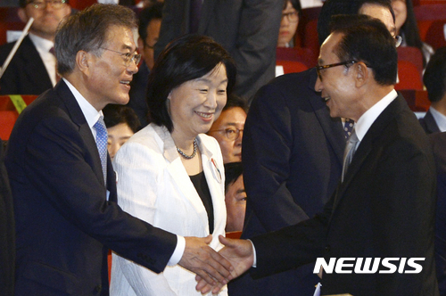 【서울=뉴시스】지난 2017년 5월 9일 제19대 대통령선거에서 당선된 문재인 대통령 당선인이 '제70주년 광복절 중앙경축식'에서 이명박 전 대통령과 인사하는 모습. (사진=뉴시스DB) photo@newsis.com