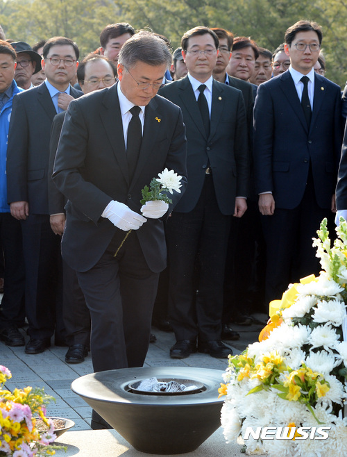 【서울=뉴시스】제19대 대통령선거에서 당선된 문재인 대통령 당선인이 지난 4월 고 노무현 전 대통령 묘역에 헌화하고 있는 모습. 2017.05.10. (사진=뉴시스DB) photo@newsis.com