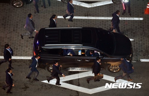 [서울=뉴시스] 고승민 기자 = 제19대 대통령으로 문재인 더불어민주당 후보의 당선이 확실시된 지난 2017년 5월9일 오후 서울 광화문 세종대로에서 열린 지지자 집회에서 당시 문재인 후보가 연설을 마친 뒤 경호팀의 경호를 받으며 이동하고 있다. 2017.05.10. kkssmm99@newsis.com