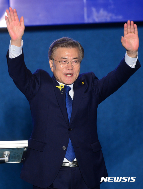【서울=뉴시스】권현구 기자 = 문재인 대통령 당선인이 9일 오후 서울 세종로공원에서 열린 시민들과 함께하는 개표방송에 참석해 지지자들을 향해 손을 흔들고 있다. 2017.05.10.&nbsp; stoweon@newsis.com