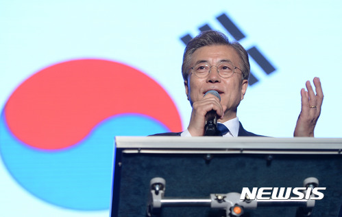 【서울=뉴시스】최동준 기자 = 문재인 대통령 당선인이 10일 서울 세종로공원에서 열린 광화문인사에서 인사말을 하고 있다. 2017.05.10. photocdj@newsis.com