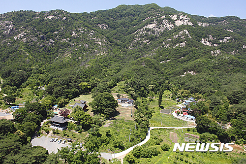 【영동=뉴시스】이성기 기자 = 충북 영동군은 최근 지역 유명산에 봄 산행의 낭만과 즐거움을 만끽하려는 관광객의 발길이 이어지고 있다고 10일 밝혔다. 사진은 천년고찰 영국사와 함께 유명세를 타고 있는 천태산 전경이다.2017.05.10(사진=뉴시스 DB)&nbsp;&nbsp; sklee@newsis.com 