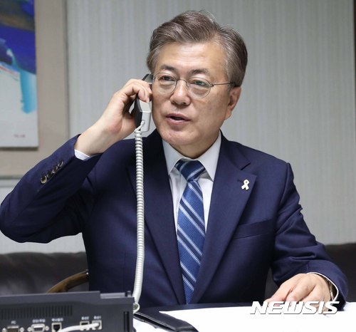 【서울=뉴시스】전신 기자 = 문재인 대통령이 10일 오전 서울시 서대문구 홍은동 자택에서 당선 이후 대통령 첫 일정으로 국군통수권자로서 합참의장과 통화하고 있다. 2017.5.10. (사진=청와대 제공)&nbsp; photo@newsis.com 