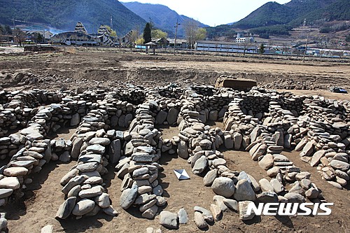 【정선=뉴시스】신동립 기자 = 정선 아우라지 유적에서 벌집 모양의 적석 유구가 발굴됐다. 정선군과 강원문화재연구소가 지난해 3월부터 발굴하고 있는 강원도 정선군 여량면 여량리 191번지 일대(아우라지역 앞) 정선 아우라지 유적 2차 조사 중 확인한 대형 적석유구 1기다.&nbsp; 강돌을 일일이 쌓아올려 축조한 이 적석유구는 내부에 벌집모양으로 크고 작은 방 51개를 촘촘하게 만들었다. 방을 조성한 석렬 중 가장 아랫단은 강돌을 길게 세워 단단히 보강했다.&nbsp; 크고 작은 방이 벌집모양으로 여러 개 붙어있는 적석유구는 국내에서는 보고된 사례가 없다. 완전히 새로운 형태다.&nbsp; 석렬 안에서는 신라 시대 굽다리 접시인 대부배(臺附杯) 3점, 한성 백제 시대 토기인 단경호(短頸壺)와 토기조각이 발견됐다. 청·백자, 상평통보, 돼지와 말 등 동물뼈도 같이 출토됐다.&nbsp; 정선 아우라지 유적은 송천과 골지천이 만나는 조양강을 사이에 두고 북쪽 여량 5리와 남쪽 여량 2리의 넓은 충적대지에 펼쳐져 있다. 조사지역은 충적대지의 남쪽이다. 1차 2006~2007년에 이어 2016년 3월부터 2차 발굴조사가 이뤄지면서 신석기~조선 시대 다양한 문화층이 중첩돼 있다는 사실이 드러났다.&nbsp; 2차 발굴조사에서는 생활유구와 분묘유구 등 다양한 유구 160여기가 나왔다. 이 가운데 신석기 시대 주거지 1기, 야외 노지(爐趾), 즉 고대 주거지의 불 땐 자리 10기, 청동기 시대 주거지 62기, 지석묘 등 분묘유적 16기 등을 통해 선사 시대 대규모 취락이 파악됐다. 지난해에는 주위에 돌을 돌리고 바닥에 판석을 깐 석상위석식(石床圍石式) 노지를 갖춘 청동기 시대 이른 시기의 주거지에서 청동제 장신구가 발견된 바 있다. 단조의 청동제품이며 관옥과 함께 섞여 있었는데, 절대연대는 기원전 13~11세기로 우리나라에서 확인된 가장 이른 문화단계의 청동기다.&nbsp; 문화재청은 “정선 아우라지 유적은 신석기에서 조선 시대에 이르기까지 다양한 유구가 확인되고 있어 오랜 기간 사람들이 거주한 지역으로 판단되며 앞으로도 지속적인 발굴조사를 통해 신석기 시대부터 청동기 시대까지의 생활상을 파악할 계획”이라고 밝혔다.&nbsp; reap@newsis.com 