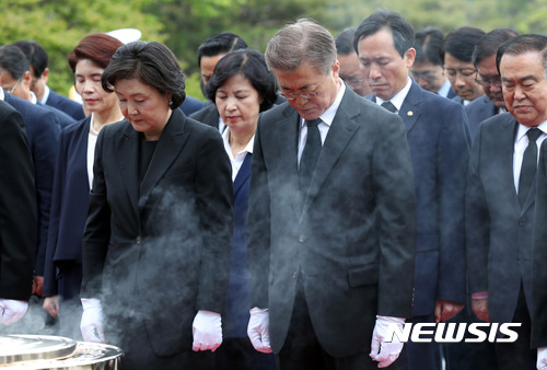 【서울=뉴시스】전진환 기자 = 문재인 제19대 대통령이 부인 김정숙 여사와 10일 오전 서울 동작동 국립서울현충원 현충탑에서 묵념하고 있다. 2017.05.10.  photo@newsis.com