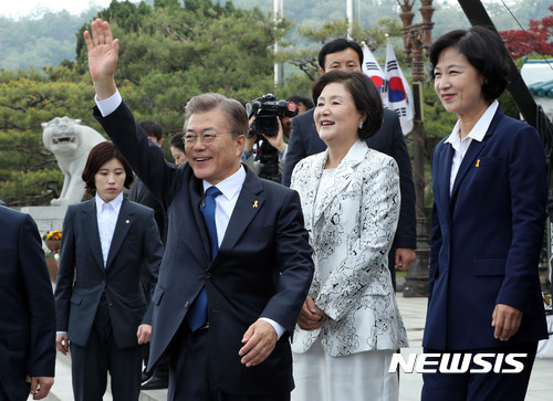 【서울=뉴시스】전진환 기자 = 문재인 제19대 대통령이 부인 김정숙 여사와 10일 오전 서울 동작동 국립서울현충원 현충탑에서 참배를 마치고 시민들을 향해 손을 흔들어 인사하고 있다. 2017.05.10.  photo@newsis.com