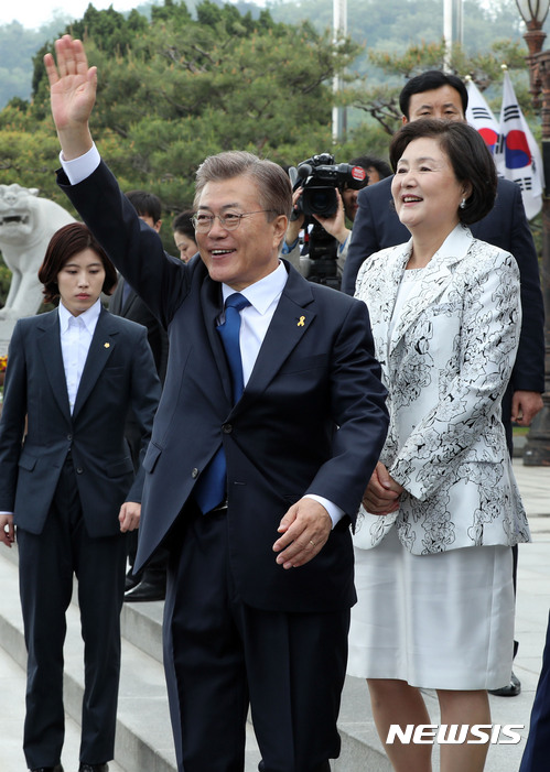 【서울=뉴시스】전진환 기자 = 문재인 제19대 대통령이 부인 김정숙 여사와 10일 오전 서울 동작동 국립서울현충원 현충탑에서 참배를 마치고 시민들을 향해 손을 흔들어 인사하고 있다. 2017.05.10. photo@newsis.com