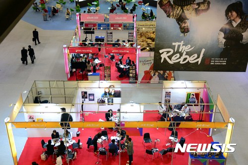 【부산=뉴시스】 하경민 기자 = 10일 오전 부산 벡스코 제1전시장에서 개막한 '부산콘텐츠마켓(BCM) 2017'을 찾은 바이어들이 방송사 부스에서 비즈니스 상담을 하고 있다. 아시아 최대 방송·영상 비즈니스 축제인 BCM 2017은 전 세계 45개국 2500여 명의 바이어와 셀러가 참여하는 비즈니스 장인 'BCM 마켓'(10~12일)과 일반 시민들이 참가하는 'BCM 마켓+'(10~14일)가 마련된다. 2017.05.10. yulnetphoto@newsis.com