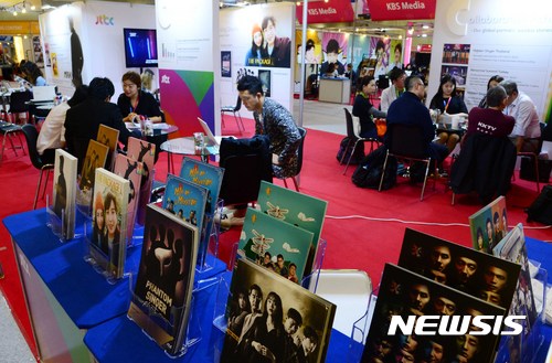 【부산=뉴시스】 하경민 기자 = 지난해 5월 부산 벡스코 제1전시장에서 개막한 '부산콘텐츠마켓(BCM) 2017'을 찾은 바이어들이 방송사 부스에서 비즈니스 상담을 하고 있다.. 2018.05.03. yulnetphoto@newsis.com