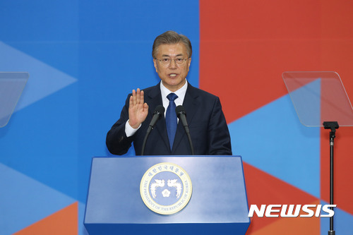 【서울=뉴시스】국회사진기자단 = 문재인 대통령이 10일 서울 여의도 국회의사당 중앙홀(로텐더홀)에서 대통령 취임선서를 하고 있다. 2017.05.10.&nbsp; photo@newsis.com
