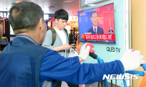【서울=뉴시스】권현구 기자 = 10일 오후 서울 용산구 서울역 대합실에서 시민들이 문재인 대통령의 취임선서식 방송을 보고 있다. 2017.05.10.  stoweon@newsis.com