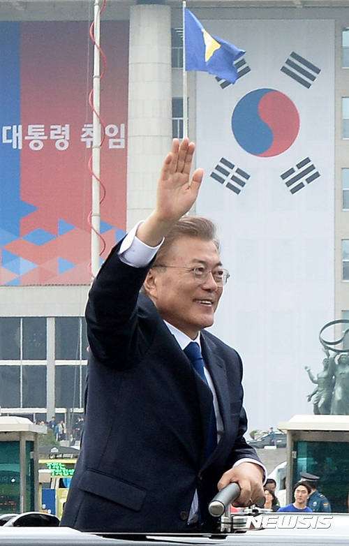 【서울=뉴시스】이영환 기자 = 문재인 대통령이 10일 오후 서울 여의도 국회에서 대통령 취임선서를 마치고 청와대로 향하면서 시민들을 향해 손을 흔들고 있다. 2017.05.10.&nbsp; 20hwan@newsis.com