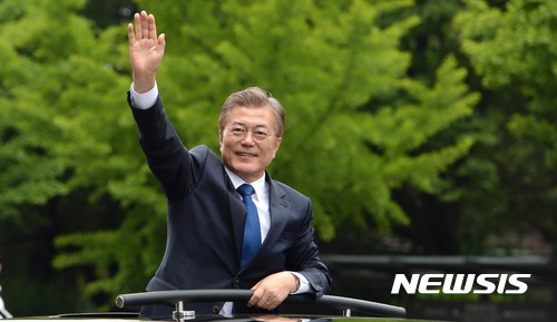 [서울=뉴시스]국회사진기자단 = 문재인 대통령이 2017년 5월 10일 오후 서울 여의도 국회에서 취임식을 마친 뒤 국회대로를 지나며 시민들에게 손을 흔들어 인사하고 있다. 2020.05.10. photo@newsis.com