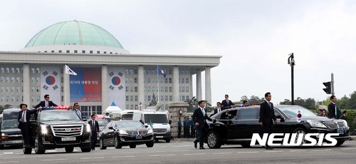 [서울=뉴시스]국회사진기자단 = 문재인 대통령이 지난 2017년 5월10일 오후 국회에서 취임선서식을 마친 뒤 경호원들의 경호를 받으며 국회를 나서고 있는 모습. 2017.05.10. photo@newsis.com