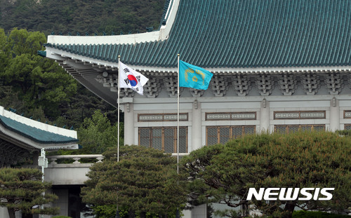 【서울=뉴시스】전진환 기자 = 문재인 제19대 대통령이 부인 김정숙 여사와 청와대 본관에 도착한 10일 오후 청와대 국기게양대에 봉황기가 걸려 있다. 2017.05.10.&nbsp; photo@newsis.com