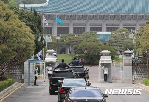 【서울=뉴시스】전진환 기자 = 문재인 제19대 대통령이 탑승한 차량이 10일 오후 청와대 본관으로 들어가고 있다. 2017.05.10.&nbsp; photo@newsis.com