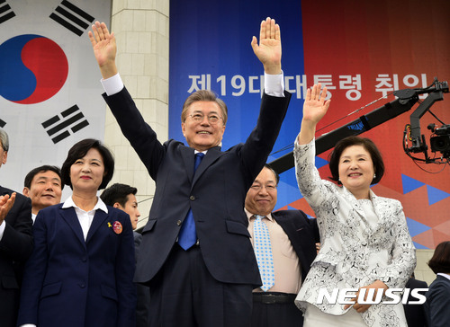 【서울=뉴시스】전진환 기자 = 문재인 대통령과 부인 김정숙 여사가 10일 서울 여의도 국회 로텐더홀에서 제19대 대통령 취임식을 마치고 국회를 떠나며 환영하는 시민들에게 손을 들어 인사하고 있다. 2017.05.10. photo@newsis.com