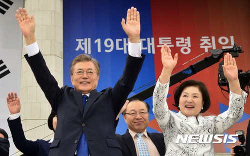 【서울=뉴시스】 문재인 대통령이 오는 17일 취임 100일을 맞는다. 사진은 지난 5월 10일 문 대통령이 김정숙 여사와 여의도 국회 로텐더홀에서 제19대 대통령 취임식을 마치고 시민들에게 인사하는 모습. 2017.05.10. photo@newsis.com