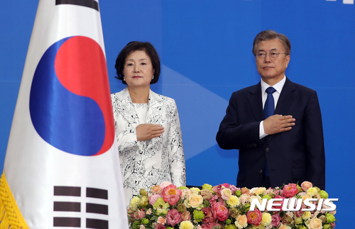 【서울=뉴시스】전진환 기자 = 10일 오후 서울 여의도 국회의사당 중앙홀(로텐더홀)에서 제19대 대통령 취임식이 열린 가운데 문재인 대통령과 부인 김정숙 여사가 국민의례를 하고 있다. 취임식에는 5부 요인과 국회의원, 국무위원, 군 지휘관 등 300여명이 참석했다. 2017.05.10. photo@newsis.com