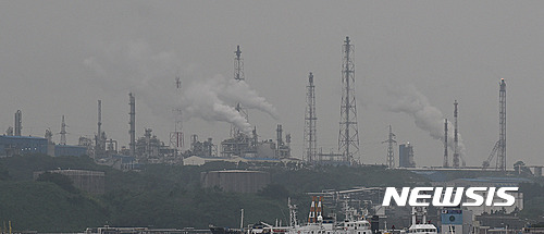 【울산=뉴시스】박일호 기자 =산업수도 울산의 산업폐기물 매립장이 포화상태에 이르면서 이른바 '산업폐기물 대란'이 우려되고 있다. 사진은 울산 국가산업단지 전경. 2018.11.28. piho@newsis.com