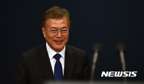 【서울=뉴시스】 문재인 대통령이 27일 법무부 장관후보자를 발표했다. 사진은 문 대통령이 청와대 인선 발표를 위해 지난달 10일 청와대 춘추관 대브리핑룸으로 들어서는 모습이다. 