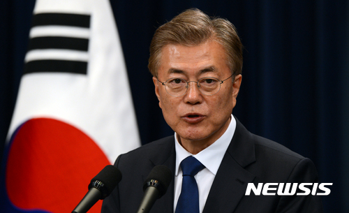 【서울=뉴시스】전신 기자 = 문재인 대통령이 10일 청와대 춘추관 대브리핑룸에서 국무총리와 국정원장 내정자, 비서실장, 경호실장 인선 발표를 하고 있다. 2017.05.10.&nbsp; photo@newsis.com 