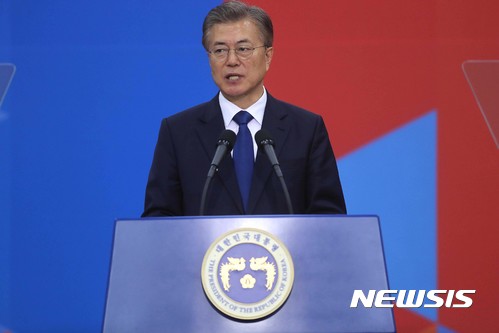 【서울=뉴시스】국회사진기자단 = 문재인 대통령이 10일 서울 여의도 국회 본관 로텐더홀에서 열린 대통령 취임식에 참석해 취임사를 하고 있다. 2017.05.10. photo@newsis.com