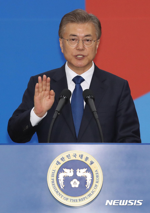 【서울=뉴시스】국회사진기자단 = 문재인 대통령이 10일 서울 여의도 국회 본관 로텐더홀에서 열린 대통령 취임식에 참석해 대통령 취임 선서를 하고 있다. 2017.05.10. photo@newsis.com