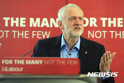 【리즈=AP/뉴시스】제러미 코빈 영국 노동당 대표가 10일(현지시간) 잉글랜드 리즈에서 총선 유세를 진행하고 있다. 2017.5.11.