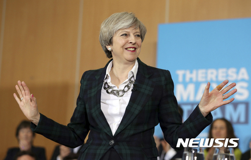 【칼턴=AP/뉴시스】테리사 메이 영국 총리가 10일(현지시간) 잉글랜드 칼턴에서 총선 유세를 진행하고 있다. 2017.5.11. 